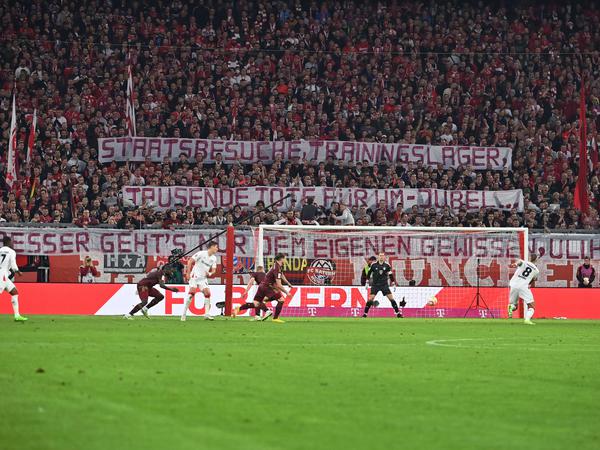 Fans protestierten mit diesem Banner gegen die umstrittenen Aussagen von Uli Hoeneß zur WM.