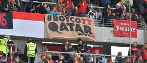 Die Kampagne „Boykott Qatar 2022“ übt Kritik an der WM in Katar.