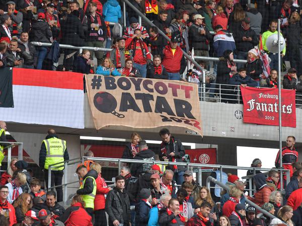 Die Kampagne „Boykott Qatar 2022“ übt nicht nur Kritik an der WM in Katar, sondern an der Überkommerzialisierung des Profifußballs.