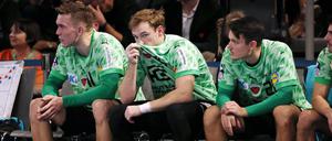 Am Ende des Spiels sitzen Lasse Bredekjaer Andersson, Mathias Gidsel und Moritz Ende enttäuscht auf der Bank.