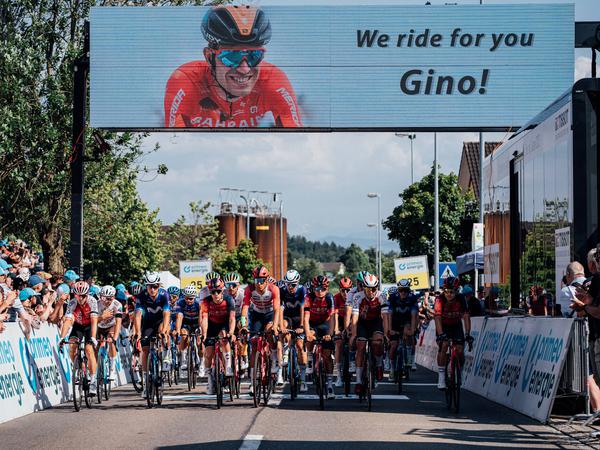 Die Radprofis erinnern am 16. Juni 2023 auf der Tour de Suisse mit einer Gedenkfahrt an Gino Mäde. 