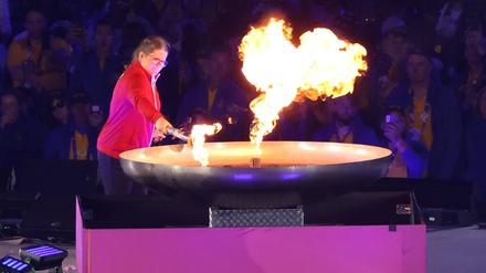 Sophie Rensmann, Athletin Special Olympics Deutschland, entzündet das Feuer.
