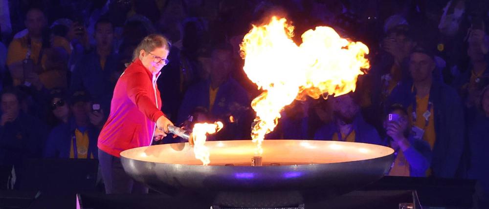 Sophie Rensmann, Athletin Special Olympics Deutschland, entzündet das Feuer.