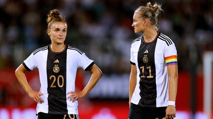 Nach der Niederlage gegen Sambia herrschte etwas Ratlosigkeit bei Deutschlands Lina Magull (li.) und Alexandra Popp.
