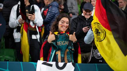 Khadija Chebata und andere deutsche Fans bejubeln den 6:0-Sieg des DFB-Teams gegen Marokko.