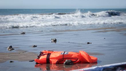 Die NGO „SOS Mediterranee“ platziert als Protestaktion am Strand in Frankreiche eine Rettungsweste von einem Flüchtling direkt am Meer. 