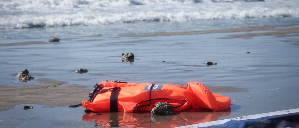 Die NGO „SOS Mediterranee“ platziert als Protestaktion am Strand in Frankreiche eine Rettungsweste von einem Flüchtling direkt am Meer. 