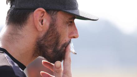 9. September 2023 in London: Ein Trainer raucht eine Zigarette.