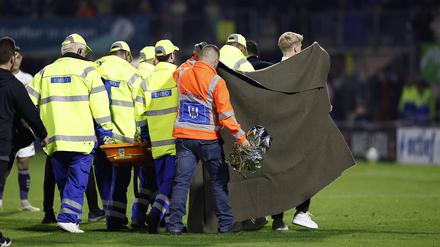 Wegen eines schweren Kopftreffers von Waalwijks Torhüter Etienne Vaessen ist das Fußball-Spiel zwischen den niederländischen Fußball-Erstligisten RKC Waalwijk und Ajax Amsterdam abgebrochen worden