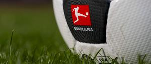 Der offizielle Spielball der DFL für die 1. Bundesliga liegt auf einem Rasen.