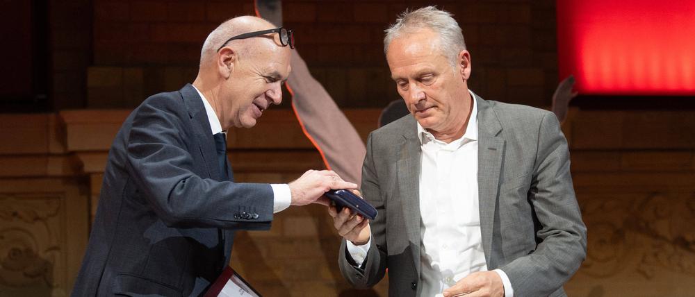 Präsident Bernd Neuendorf überreichte Trainer Christian Streich vom SC Freiburg den Ehrenpreis. 