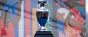 The Cup Of UEFA EURO, EM, Europameisterschaft,Fussball 2024 In Athens The UEFA EURO 2024 cup is being displayed at Zappeion Megaron during a public event in Athens, Greece, on March 21, 2024. The UEFA EURO 2024 final tournament is set to begin on Friday, June 14, 2024, in Germany, and the final will be held at Berlin s Olympiastadion on Sunday, July 14, 2024. Athens Greece PUBLICATIONxNOTxINxFRA Copyright: xNikolasxKokovlisx originalFilename:kokovlis-notitle240321_npWAc.jpg