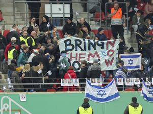 Ordner gehen in den Block der Fans aus Israel und verhindern das Zeigen von Transparenten.