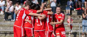 Der 1. FC Union feiert den Sieg im Berliner Pokalfinale über Viktoria 89.