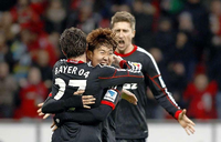 Wieder alles im Griff: Bayer Leverkusens Castro und Son feiern den Sieg gegen den Club.