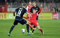 Paderborner Zange. Unions Damir Kreilach (rotes Trikot) behauptet den Ball.