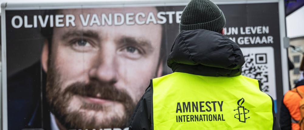 Ein Mitarbeiter von Amnesty International bei einer Aktion zur Unterstützung von Olivier Vandecasteele am 22. Januar 2023.