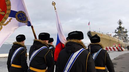 Soldaten der 43. Raketenschiffdivision der russischen Marine bei einer Zeremonie zur Verleihung des Uschakow-Ordens.