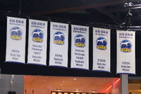 Die Banner unter dem Hallendach lassen keine Zweifel zu: Alba Berlin gehört mit acht Meisterschaften und neun Pokalsiegen zu den erfolgreichsten Basketball-Klubs des Landes. Der letzte Meistertitel liegt jedoch schon zehn Jahre zurück. Wir wagen einen Blick in die erfolgreiche Vergangenheit.