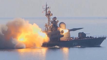 Ein Raketenboot der Primorje-Flottille der russischen Flotte feuert während eines Trainings einen Moskit-Marschflugkörper ab. 