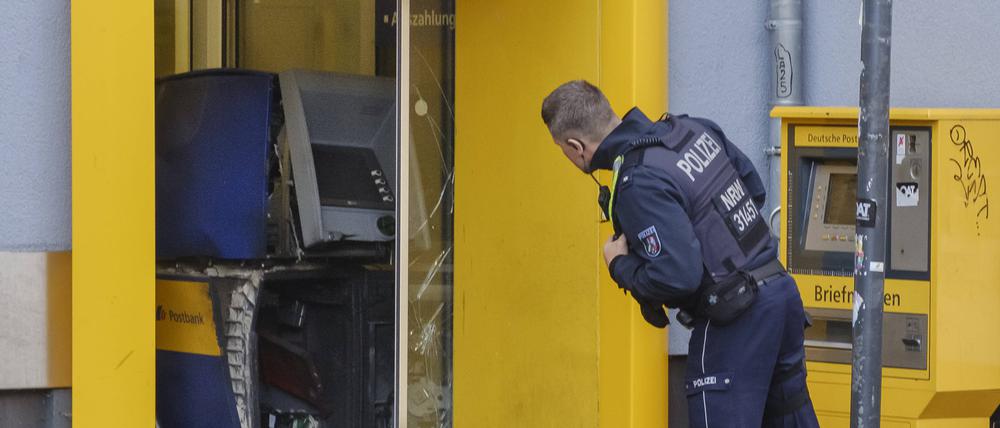 In Köln-Nippes hatten Unbekannte am frühen Donnerstagmorgen dem 13.04.2023 gegen 05:12 einen Geldautomaten der Postbank auf der Wilhelmstraße gesprengt.