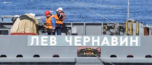 Arbeiter an Bord des Minenräumschiffs Lev Chernavin der Alexandrit-Klasse auf der Sredne-Nevsky-Werft in St. Petersburg, Russland.