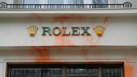 Im Namen des Klimas: Mit einem Feuerlöscher und Farbe hatte die zweifache Mutter aus Berlin die Rolex-Filiale am Ku’damm attackiert.