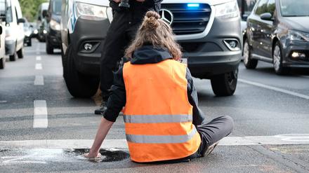 Eine 24-Jährige mit Wohnsitz in Leipzig stand am Montag wegen Nötigung von Autofahrern, die wegen Blockaden nicht weiterfahren konnten, vor dem Berliner Amtsgericht. 