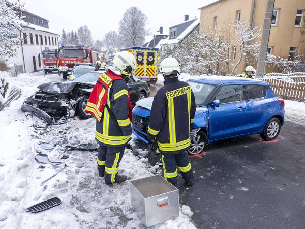 Auch in Sachsen und im Erzgebirge gab es aufgrund des Schneechaos zahlreiche Unfälle, vor allem auf der B 95 in Schönfeld. Hier kollidierten ein BWM und ein Suzuki frontal miteinander. 