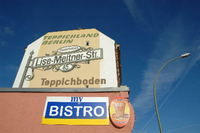 Werbung für das Teppichland an der Lise-Meitner-Straße.
