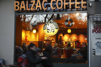 Büromenschen versorgen sich bei Balzac mit Pausenkost. Wer Zeit hat, schlürft Fair-Trade-Cappuccino am Fensterplatz.