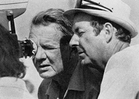 Guy Hamilton (rechts) mit Kameramann Ted Moore bei den Dreharbeiten zum Bond-Film "Live And Let Die" 1973.