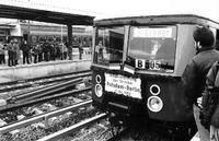 Darauf mussten die Fahrgäste damals noch mehr als zwei Jahre warten: Am 1. April 1992 fuhr die erste S-Bahn vom S-Bahnhof Potsdam bis nach Erkner.