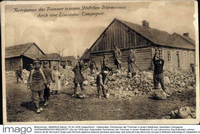 Arbeiter räumen Trümmer in Ostpreußen weg, circa 1935.