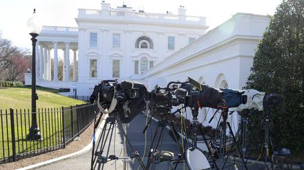 Medienkameras und Mikrofone stehen im Bereich vor dem Westflügel des Weißen Hauses in Washington, DC. 