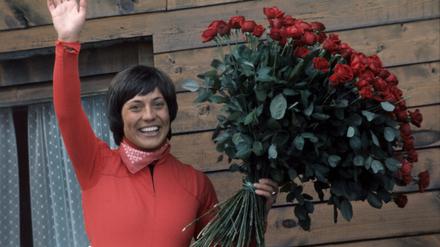 Servus, Rosi. Mittermaier bedankt sich nach ihrem Olympiasieg im Slalom in Innsbruck 1976.