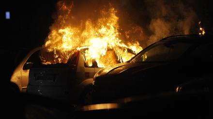 Ein brennendes Fahrzeug. (Symbolfoto)