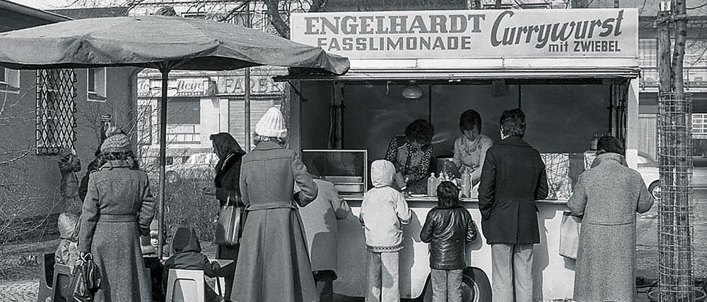 Currywurst, Fassbrause und Protest: Gottfried Schenk fotografierte Bewohner des Charlottenburger Kiezes am Imbiss beim Markt am Klausenerplatz.