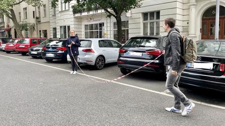 Isabell und Bernhard von Parkplatz Transform messen Parkplätze in der Motzstraße aus.
