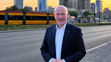 Wegners Reise aus Warschau.
Bei dem Foto mit der Skyline ist der Credit Senatskanzlei und der Herr in Olivgrün ist der Bürgermeister von Konotop Artem Semenikhin.