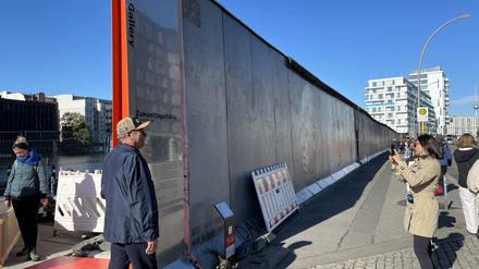 An der East Side Gallery stellt die Stiftung Berliner Mauer vom 30. September bis 3. Oktober 2022 ein neues Programm vor: eine Online-Ausstellung und ein Sonderprogramm mit Führungen und Workshops mit Künstler:innen. 