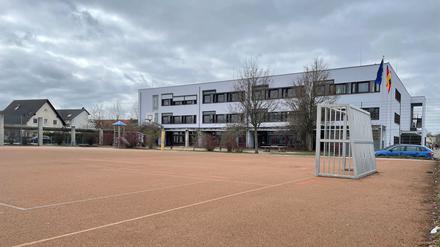 Der kleine Bolzplatz dient als Schulhof der Mary-Poppins-Schule.