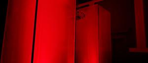 Die Austellung „Dark Rooms Vertical“ zeigt Licht- und Sound-Installationen.