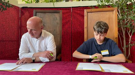 Bürgermeister unter sich. Am Mittwoch unterzeichneten Kai Wegner (CDU) und Arian, Oberhaupt der „FEZitty“, eine symbolische Städtepartnerschaft.