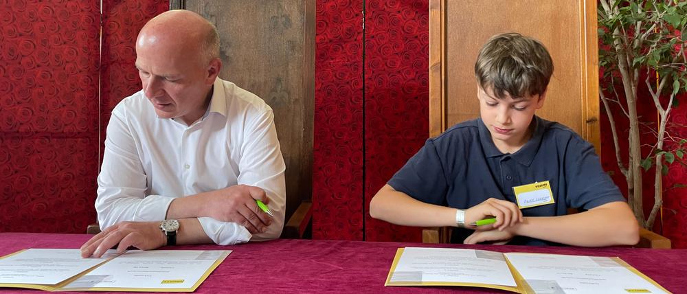 Bürgermeister unter sich. Am Mittwoch unterzeichneten Kai Wegner (CDU) und Arian, Oberhaupt der „FEZitty“, eine symbolische Städtepartnerschaft.