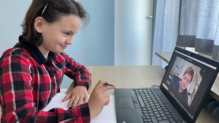 Regelmäßig in Verbindung: Katja beim Onlineunterricht mit ihrer Kyjiwer Klassenlehrerin Iryna Yurievna.