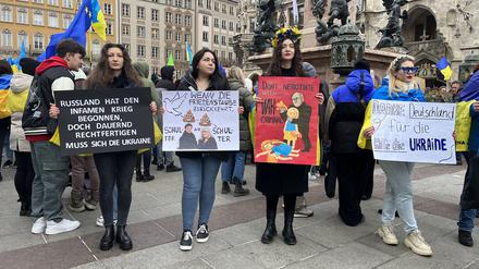 Teilnehmerinnen der Münchner Demonstration zum Jahrestag des russischen Überfalls auf die Ukraine. 