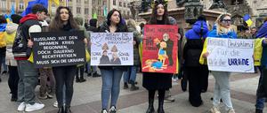 Teilnehmerinnen der Münchner Demonstration zum Jahrestag des russischen Überfalls auf die Ukraine. 