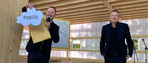 Kultursenator Klaus Lederer und ZLB Generaldirektor Volker Heller verkünden den künftigen Namen des neuen temporären Bibliotheksbaus.