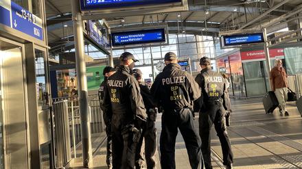 Polizeieinsatz an S-Bahnhöfen in Berlin.